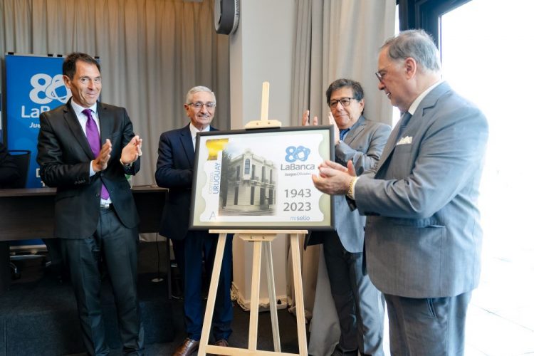 La Banca y Abitab emiten sello que cierra un año de celebraciones