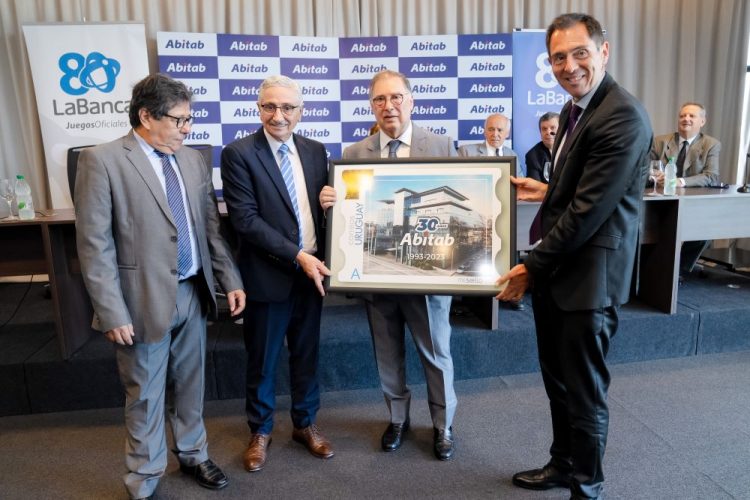 La Banca y Abitab emiten sello que cierra un año de celebraciones