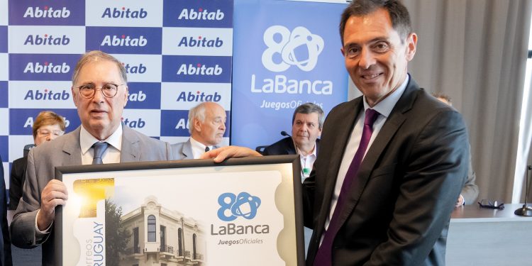 La Banca y Abitab emiten sello que cierra un año de celebraciones