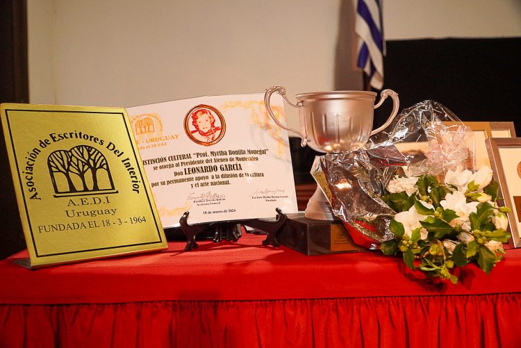 Concurso Dr. Alberto Manini Ríos: “Nos hace falta creer en nuestra literatura”