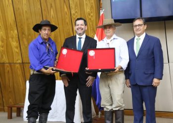 Jinetes uruguayos llegaron a Asunción y fueron homenajeados por el Parlamento paraguayo