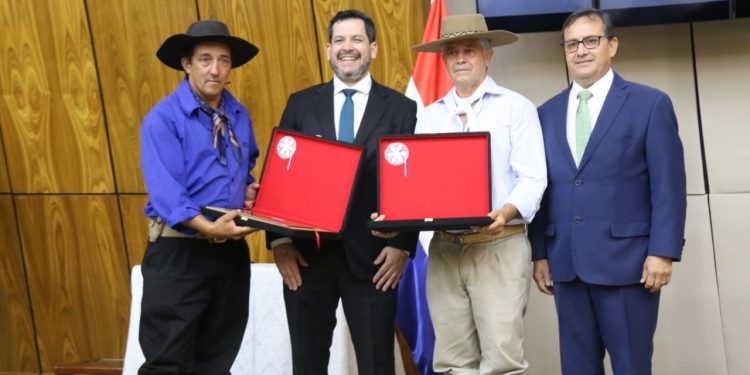 Jinetes uruguayos llegaron a Asunción y fueron homenajeados por el Parlamento paraguayo
