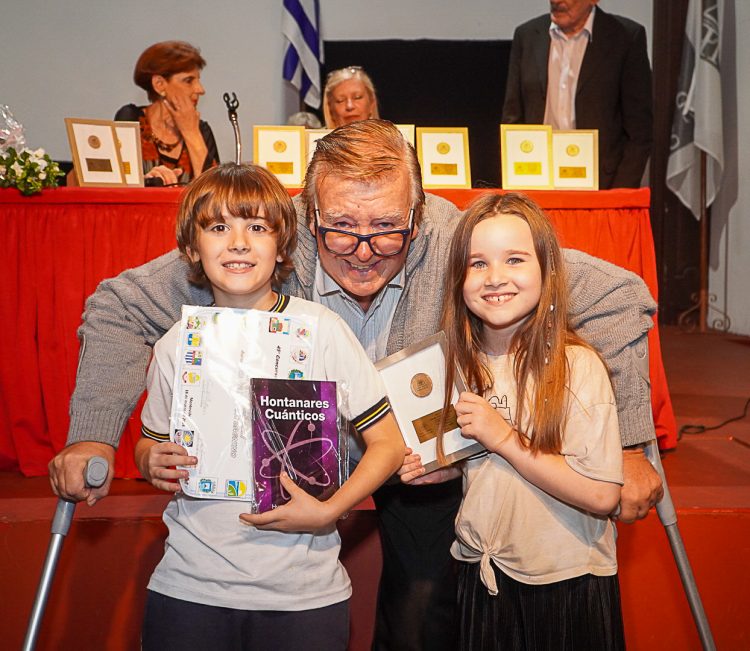 Concurso Dr. Alberto Manini Ríos: “Nos hace falta creer en nuestra literatura”