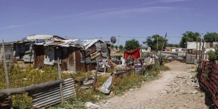 La pobreza se mantuvo estable en 2023 pero afecta mayormente a los menores de 6 años