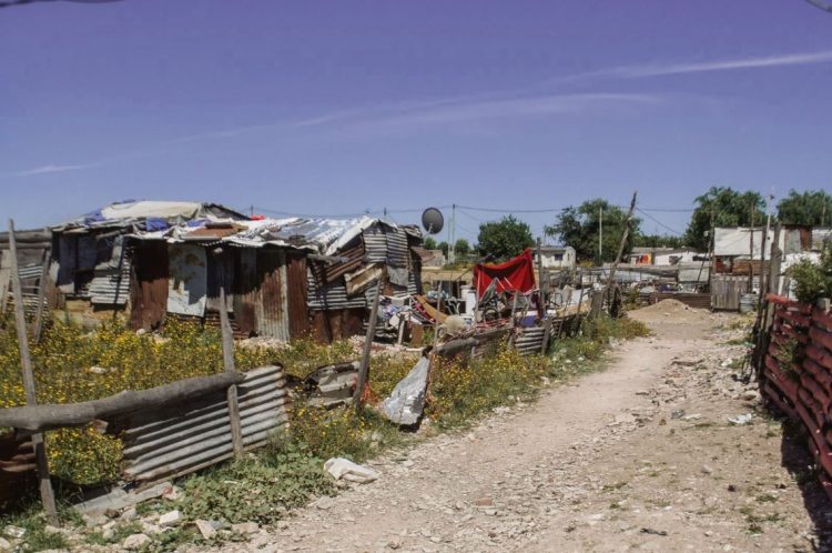 La pobreza se mantuvo estable en 2023 pero afecta mayormente a los menores de 6 años