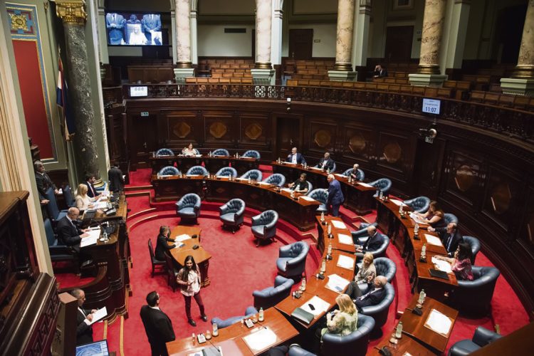 Según Manini Ríos, proyecto de ley de ingresos a funcionarios a las intendencias era una señal hacia la población