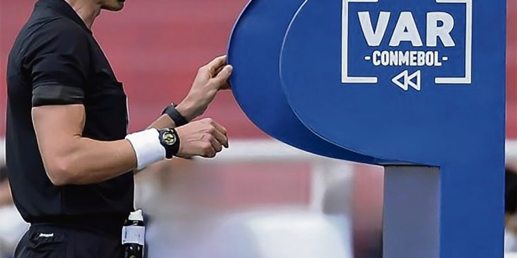 El VAR llegó para quedarse, pero no solucionó nada. Por el contrario, lo empeoró