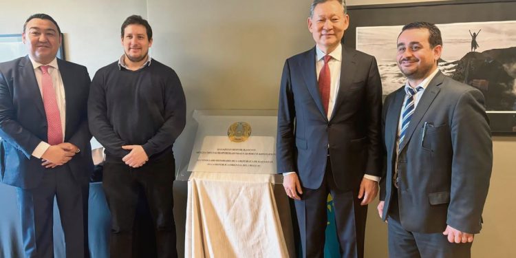 Kazajstán nombra cónsul honorario en Uruguay y estrecha relaciones con la llegada de su vicecanciller