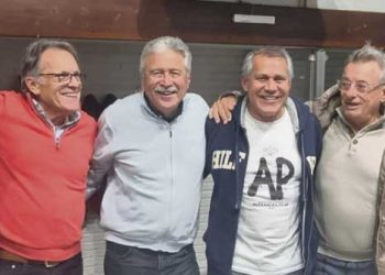 Noche de copas ganadas y copas alzadas para brindar