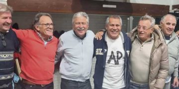 Noche de copas ganadas y copas alzadas para brindar