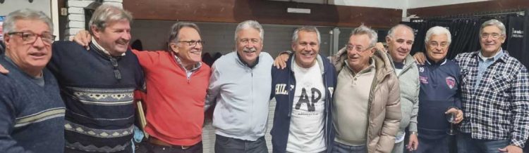 Noche de copas ganadas y copas alzadas para brindar