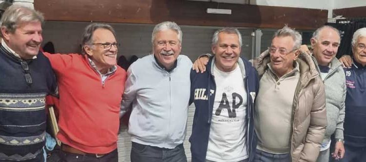 Noche de copas ganadas y copas alzadas para brindar