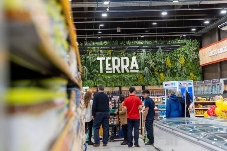 La cadena de Supermercados El Dorado abrió su primera gran superficie en Montevideo