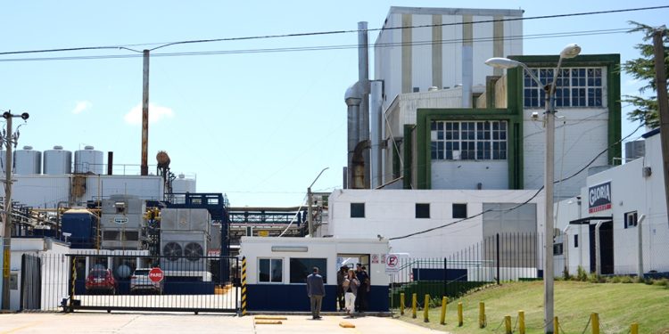 Gremiales cuestionan forma en que se comunicó el cierre de Grupo Gloria