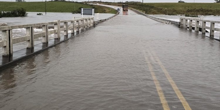 Cortes de rutas en seis departamentos y alerta amarilla para el noreste del país