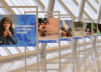 Muestra fotográfica “Esperanza Lejos del Hogar” en el Aeropuerto Internacional de Carrasco