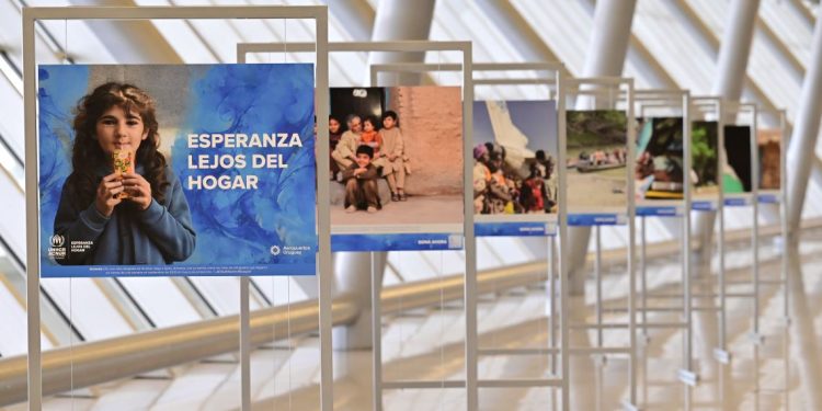 Muestra fotográfica “Esperanza Lejos del Hogar” en el Aeropuerto Internacional de Carrasco