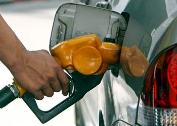 Desde hoy baja la nafta y el gasoil