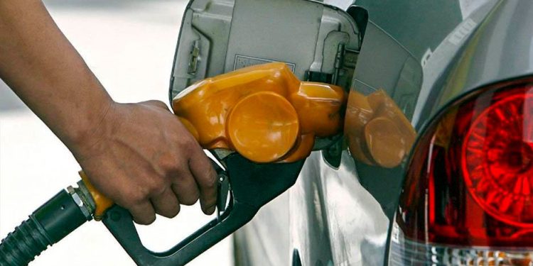 Desde hoy baja la nafta y el gasoil