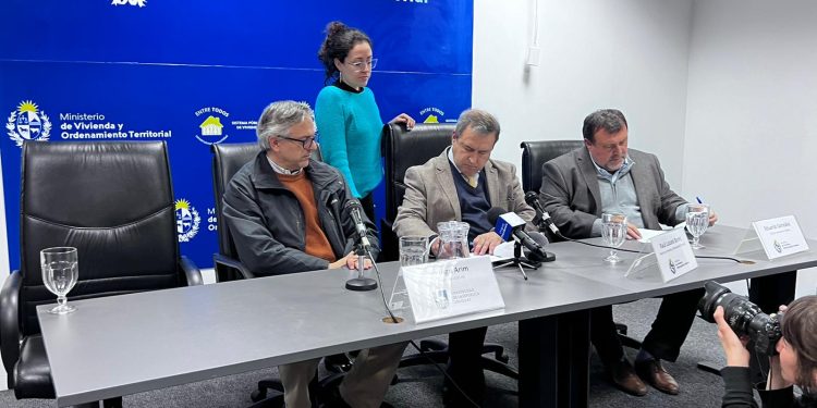 El Ministerio de Vivienda y Udelar firmaron convenio para brindar alojamiento a estudiantes