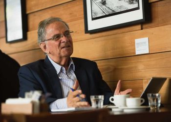 “Un escritor tiene que ser una especie de canalizador de emociones”