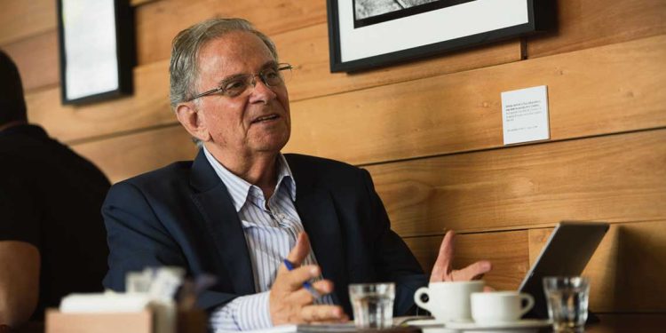 “Un escritor tiene que ser una especie de canalizador de emociones”