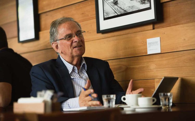 “Un escritor tiene que ser una especie de canalizador de emociones”