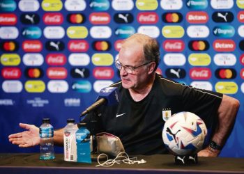 Bielsa se queja con razón por las agresiones a las familias de los futbolistas. Una lástima que lo dejen solo