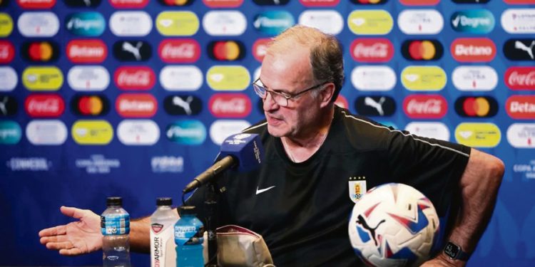 Bielsa se queja con razón por las agresiones a las familias de los futbolistas. Una lástima que lo dejen solo