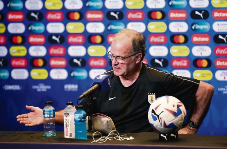 Bielsa se queja con razón por las agresiones a las familias de los futbolistas. Una lástima que lo dejen solo