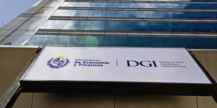 El impacto del gasto tributario en Uruguay: dejar de recaudar para beneficiar o impulsar sectores