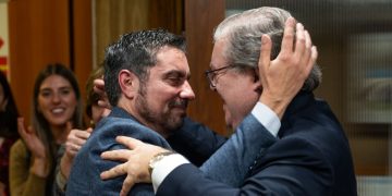 Entre aplausos y reconocimientos se despidió el hasta entonces Gerente General de la Asociación Española