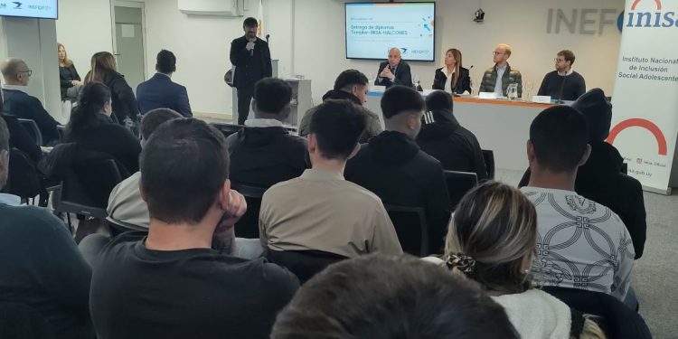 Jóvenes de la Colonia Berro reciben entrenamiento en competencias transversales