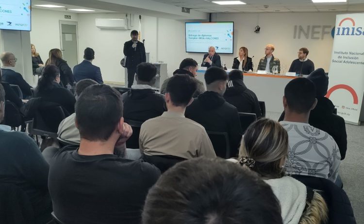 Jóvenes de la Colonia Berro reciben entrenamiento en competencias transversales