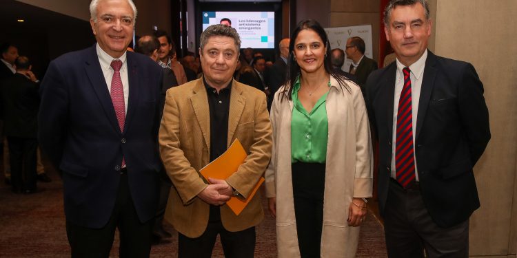 Claudio Fantini analiza los liderazgos antisistema en charla organizada por Banque Heritage