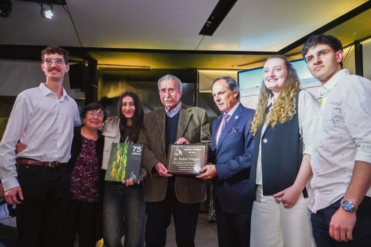 Los autores del libro por los 75 años de ACA pusieron énfasis en el productor y su familia