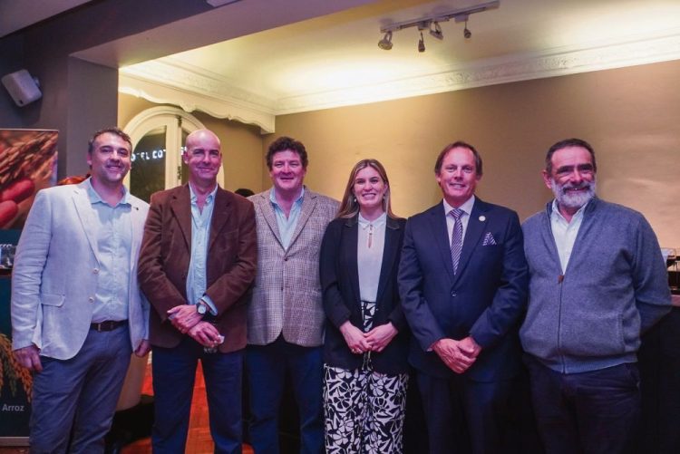 Los autores del libro por los 75 años de ACA pusieron énfasis en el productor y su familia