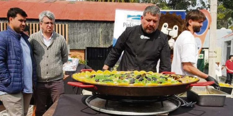 En la Expo Prado, el corazón rural en Montevideo, también la paella tiene su lugar