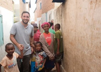 Tras los pasos del padre Opeka: una lucha contra la pobreza desde la acción comunitaria