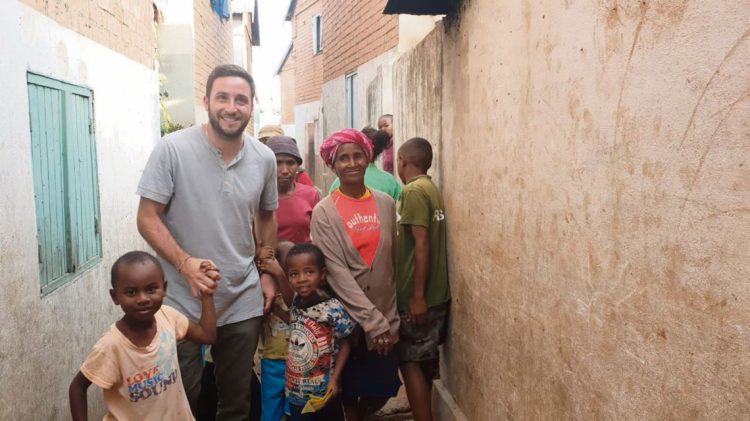 Tras los pasos del padre Opeka: una lucha contra la pobreza desde la acción comunitaria