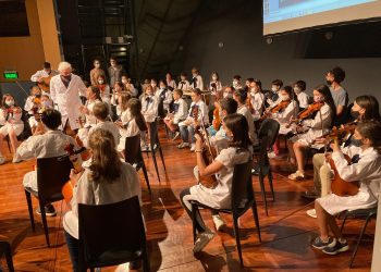 Música alta en la escuela pública