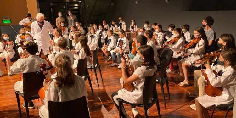 Música alta en la escuela pública