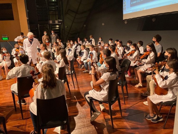 Música alta en la escuela pública