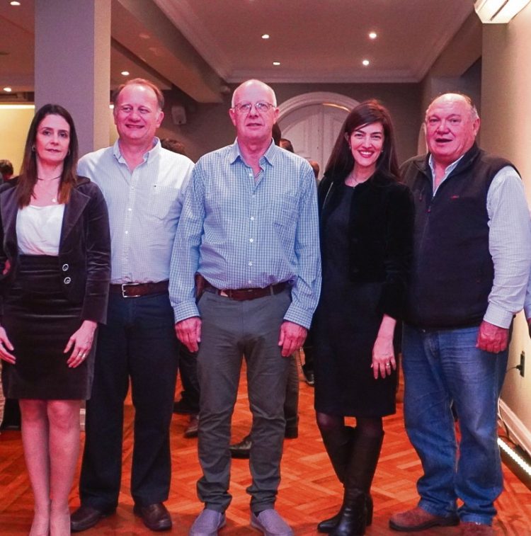 Los autores del libro por los 75 años de ACA pusieron énfasis en el productor y su familia