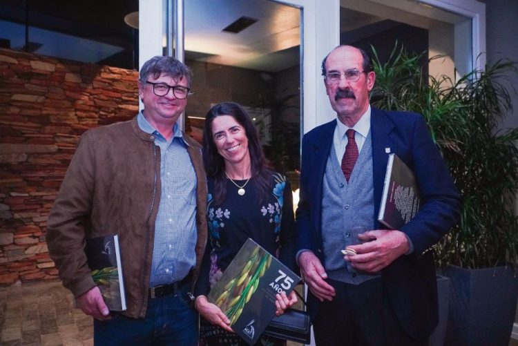 Los autores del libro por los 75 años de ACA pusieron énfasis en el productor y su familia