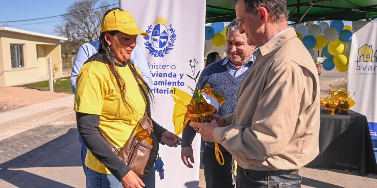 “El dinero estuvo” para dar solución a los más de 600 asentamientos, pero el FA lo “despilfarró”