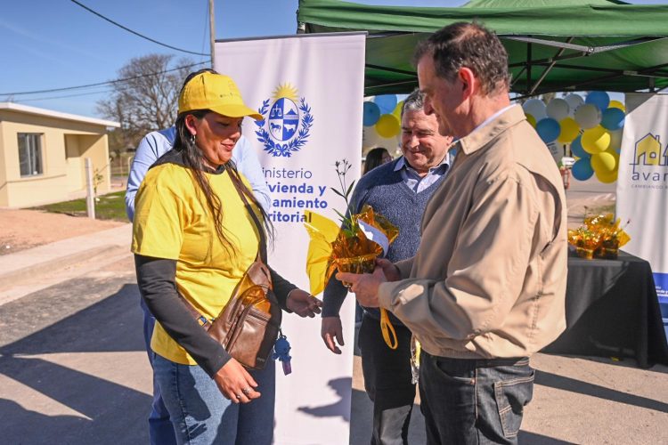 “El dinero estuvo” para dar solución a los más de 600 asentamientos, pero el FA lo “despilfarró”