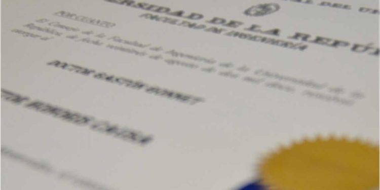 Los títulos universitarios y lo real maravilloso