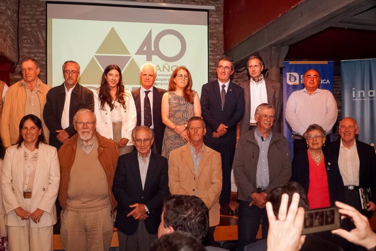 CAF celebró su aniversario con un libro de relatos sobre el cooperativismo agrario