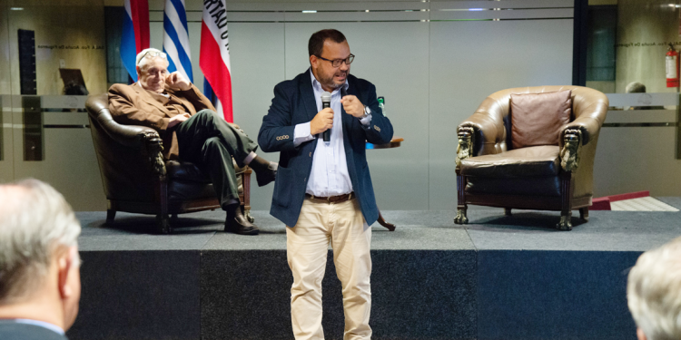 “Si gana el Frente Amplio los sindicatos van a volver a gobernar la educación del país”